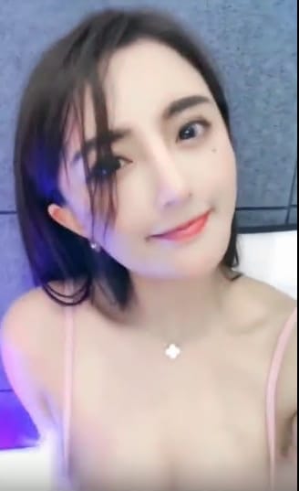 大奶妹抖动大奶~随著音乐上下抖动！