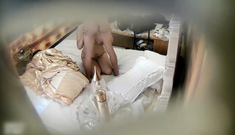 [酒店偷拍] 手游聚会上认识的大奶妹~活动结束看对眼直接开房~“别玩手游了快来玩我~.”