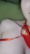 今日推荐红色肚兜大奶翘臀妹子躺床上自慰，拨开丁字裤掰穴湿湿的，揉捏奶子张开双腿假屌抽插，性感美臀非常诱人