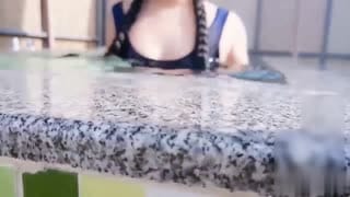 三吋萝莉果然粉嫩 制式泳装与香蕉迸出新滋味