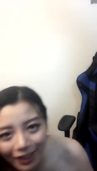 超美长发妹，自己拿着相机拍，真心漂亮。身材真好。