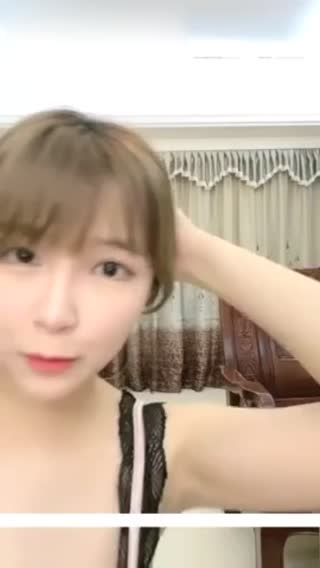 妹子要求舔逼各种姿势体验一番，抬腿侧入最后内射