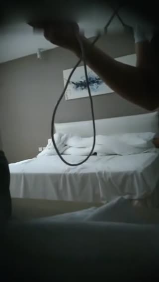 今晚约了两个妹子激情双飞，口交猛操搞完一个再换另一个