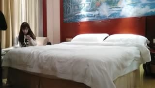 酒店探花 一个人太寂寞，连续找了两个可爱妹妹一起来共度春宵，撕扯丝袜就为了展现霸气的一面！