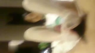 00后学妹白丝袜撸得超硬，就用金手指让她爽爽～