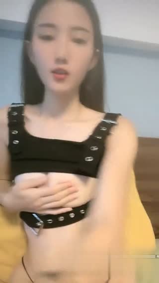 长发苗条妹子直播露南半球，还边淋浴边抠无毛屄真诱惑~