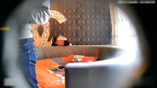 短发妹太久没见男友 到房间就解开裤子干了一次又一次~