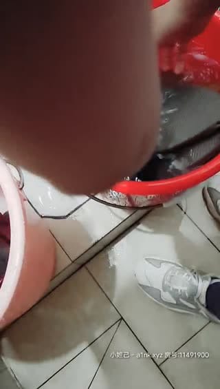小侄女做家务强行打一炮