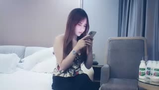 甜美外围妹，自带丝袜穿上舌吻调情，下面好热流水抬腿猛操。
