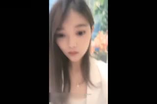 雅妍新人高颜值妹子和炮友啪啪开档丝袜特写手指扣弄床边猛干