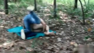 野外激啪树林深处的白皙妹子~皮肤白皙被饥渴小伙子强行硬上激情四射~
