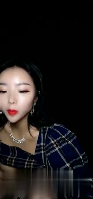 巨乳气质直播主《妖媚女王狐狸精》半夜野外发车！在小开家的废弃厂房开干！