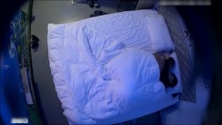 [酒店偷拍] 猴急的货车司机与情人激情开房~红袜子式爱情的印记不能脱~