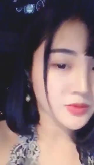 清纯靓丽的短发气质美女夜晚开着豪车去接粉丝网友路边玩车震,操的淫声浪语,太舒服没控制住被内射了