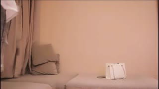 吹弹可破的超白净女孩,刚下海还抗拒口交,被细心调教后一双美嫩长腿还给足交并穿上高跟鞋做爱 (2)
