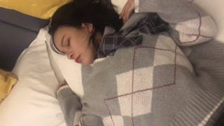 美女汽车销售员为了完成业绩下班和客户吃饭喝的迷迷糊糊带到酒店慢慢扒掉短裤线插嘴在干逼,颜值很不错!