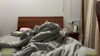 小伙出租屋干漂亮小女友不让录 小伙偷着录的完美露脸 原档高清完整版