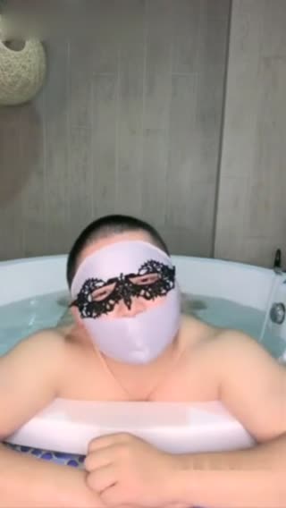 颜值不错爆乳妹子酒店约炮啪啪大秀 大浴缸深喉口交圆床上位骑乘抽插