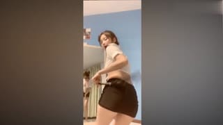 美女主播【猫小猫】劲爆全裸劲歌热舞 疯狂扭动腰肢眼神迷离