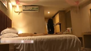 这次叫的妹子真是性感颜值又超高换上黑丝更是一绝