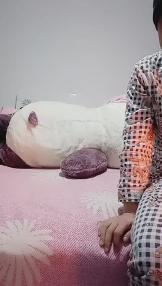 丰满又风骚韵味少妇穿着开档情趣丝袜和炮友啪啪大秀 先口后啪很是淫荡