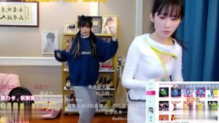知名电玩直播主骆歆同框周淑怡热舞～动作太大不慎露点！