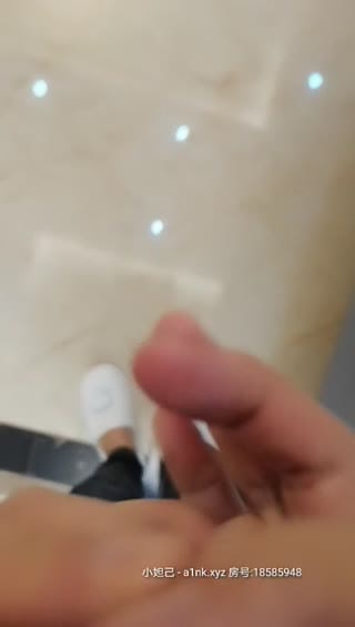 美女探望屌丝男同事被强奸