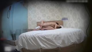 酒店大鸡巴壮小伙和年轻少妇偷情玩的姿势还挺多的