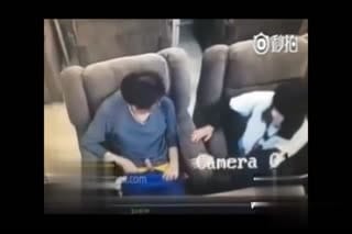 保全发现网咖有异状!原来是学生妹公然帮男友吹屌!