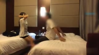 [黑丝袜的诱惑] 骚货小女友~逼逼被操到好痛好痛~男友还是不停屌~只能默默地忍着痛被操QQ
