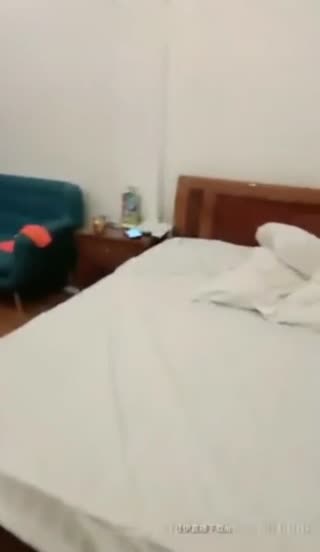 出击边境县城 两个老铁搭讪隔壁台吃宵夜的小姐勾搭上了带回家