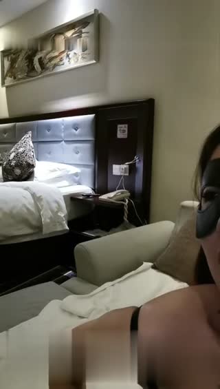 面具戴上就不怕害羞的正妹～一天被干好几次都不能满足