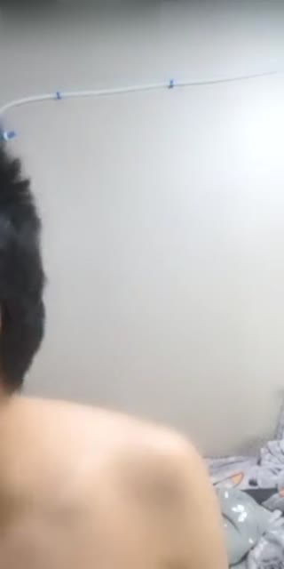 迷人的小嫂子与大哥露脸激情，浴室伺候大哥洗澡深喉不断