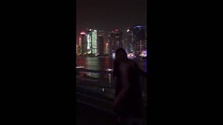 【魔都之夜】极品嫩模悦儿妖精上海外滩大胆露出唯美篇 拍着拍着保安过来了赶紧撤 高清1080P版