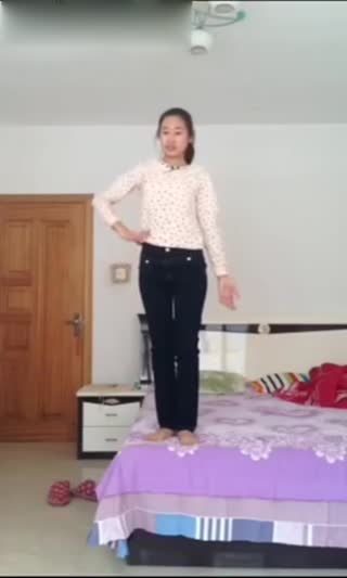 艺术学院小美眉在家自拍才艺展示自己的好身材