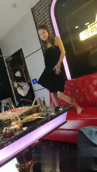 性感美女和2男在KTV包厢里多人运动，边被操还能边唱歌真是奇才～