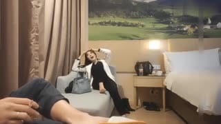 上海高颤值178cm极品少妇做外围,少妇饥温沙发上激情做外围不为赚钱做完还依依不舍。