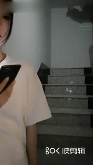 颜值不错萌妹子楼道双人啪啪 白色丝袜脱下内裤阶梯口交扶着后入猛操