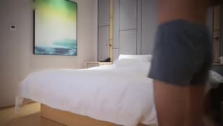 小伙酒店高价约美女上门服务，颜值高看着挺清纯
