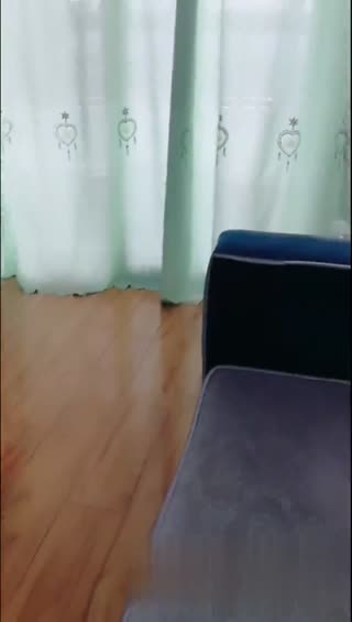 剧情演绎性感黑丝袜女老师被色学生跟踪回家，最后还给上了～