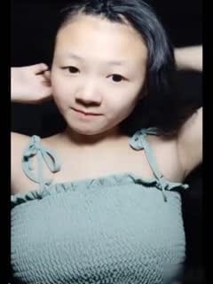 家 境 貧 寒 的 純 情 大 奶 小 村 姑 在 那 個 看 了 有 點 讓 人 心 酸 的 家 直 播   聽 說 這 樣 能 賺 錢 脫 貧