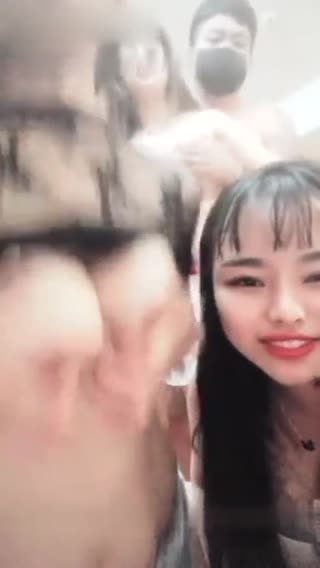 多人群P大战，边口交边揉奶子上位骑乘大力猛操
