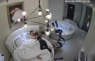年轻小情侣睡前来一炮~大胸妹子先口口硬了才坐上去~