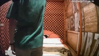 主题酒店偷拍-逼毛旺盛的长发美女不到3个小时就被情人操了2次,男的真会玩,鸡巴要多长才能干到她!