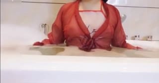 【国产】网红少女-三寸萝莉古典梅花透明肚兜浴缸挑逗诱惑教大家剃毛
