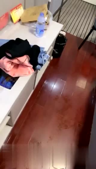 老公出差就迫不及待约炮的骚妇，干完一炮在浴室洗澡忍不住再来一次～