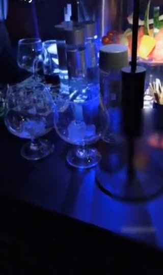 【国产】高颜值性感女神美女和几个好友一起酒吧聚会,玩游戏输了被好友惩罚带到洗手间激情啪啪