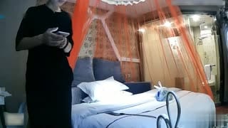 [酒店偷拍] 健身教练把女会员带去酒店加强体能训练~各种动作连操30分钟还不射!