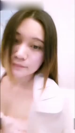美女不要这样，戏精网红刘婷演绎借口不会用遥控器骗酒店服务员小胖进房间扑倒强搞