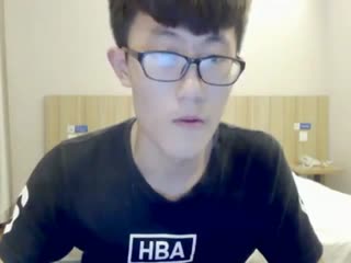 97年大二情侣周日到宾馆开房时男友打开摄像头要自拍做爱,女友不同意在床上乱躲就是不让操,最后被暴力抽插!看内裤感觉还是比较纯洁的！